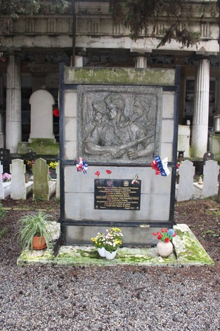 Sepolcro di Poletaev con monumento in rilievo e decorazioni floreali, circondato da tombe e colonne storiche.