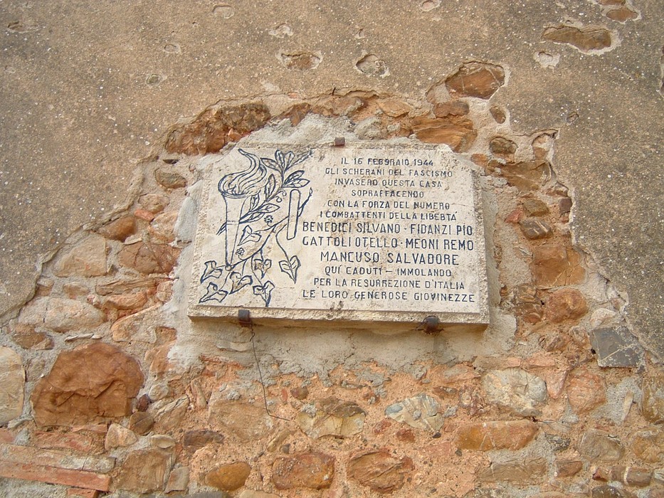 Lapide commemorativa di Campo al Bizzi, dedicata a eventi storici e figure locali significative.