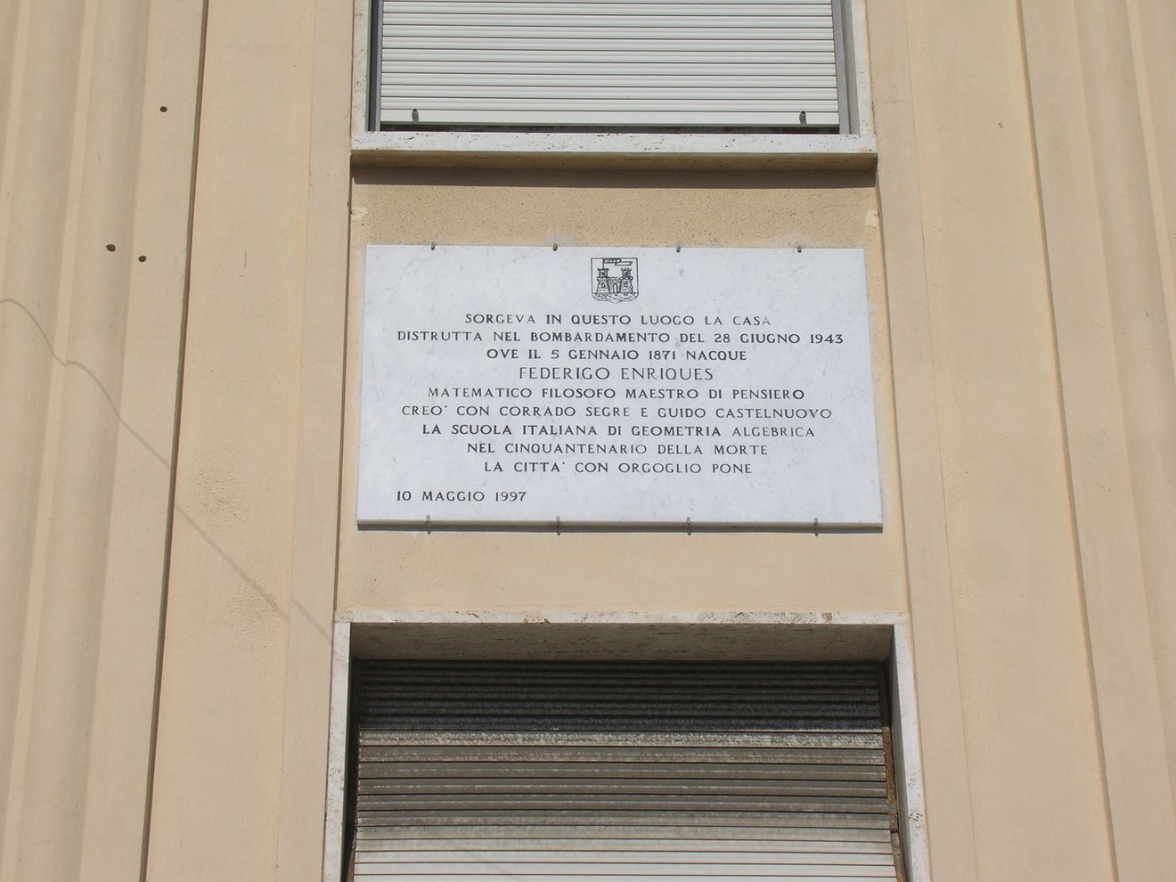 Lapide in memoria di Federico Enriques, matematico e maestro, sulla casa distrutta nel bombardamento del 1943.