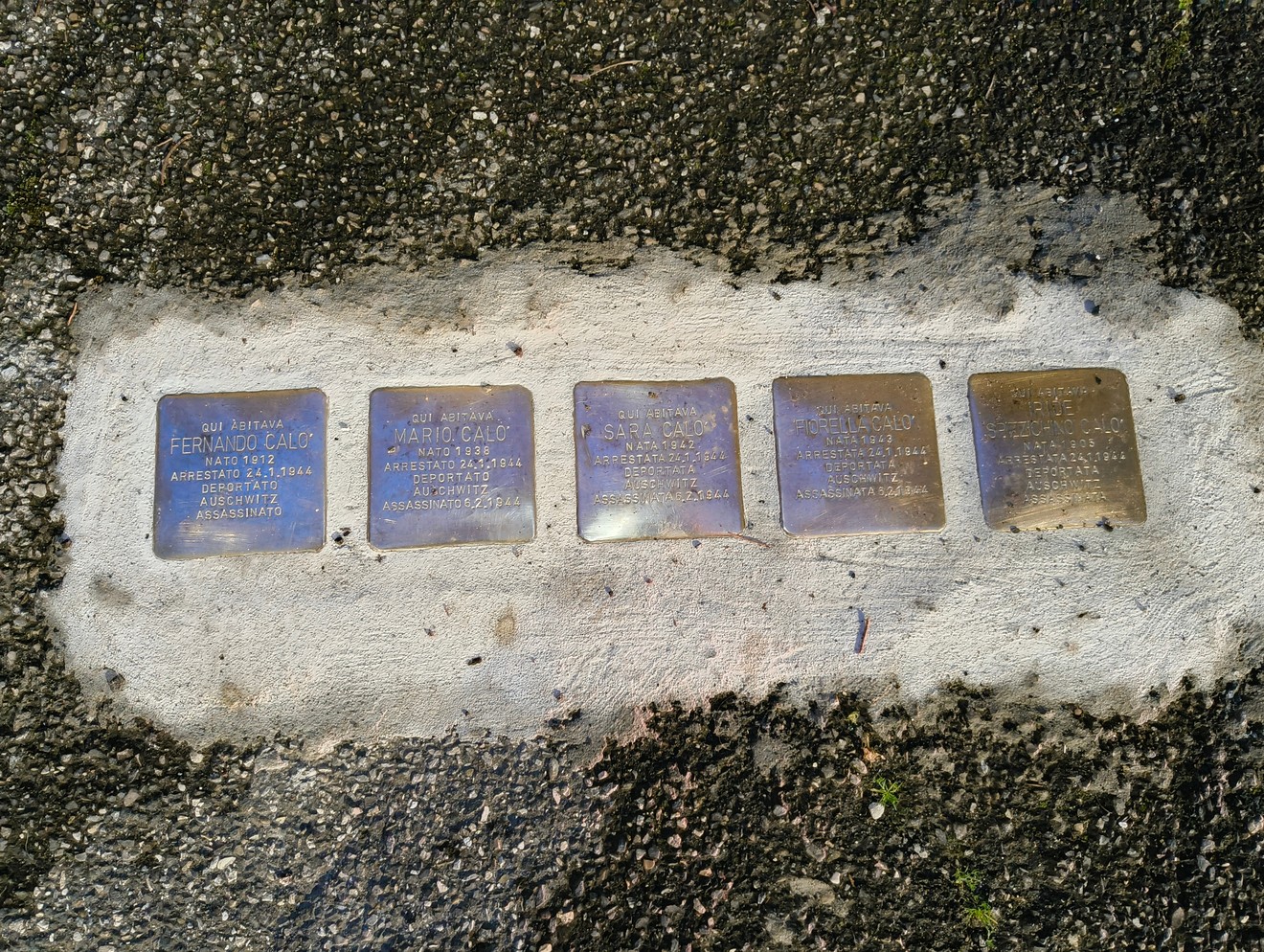 Pietre d'inciampo commemorative della famiglia Calò - Spizzichino, installate su un marciapiede.