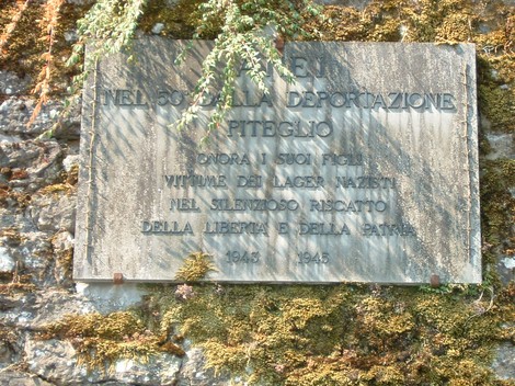 Lapide commemorativa per i deportati, in memoria delle vittime dei lager nazisti nel 1945.