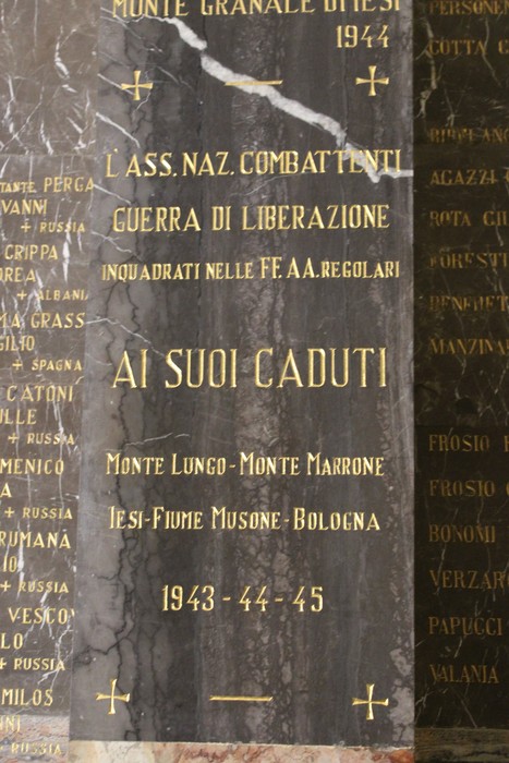Il Tempio dei Caduti, dedicato ai combattenti della guerra di liberazione, con iscrizioni commemorative.