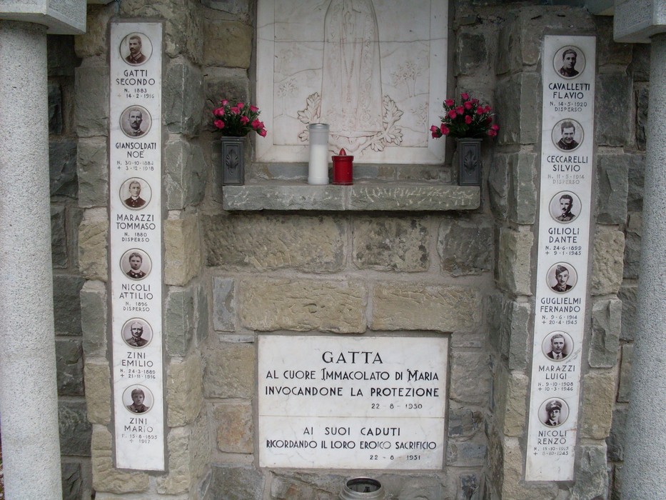 Monumento commemorativo dedicato ai caduti di Gatta, con foto e nomi in onore dei valorosi soldati.