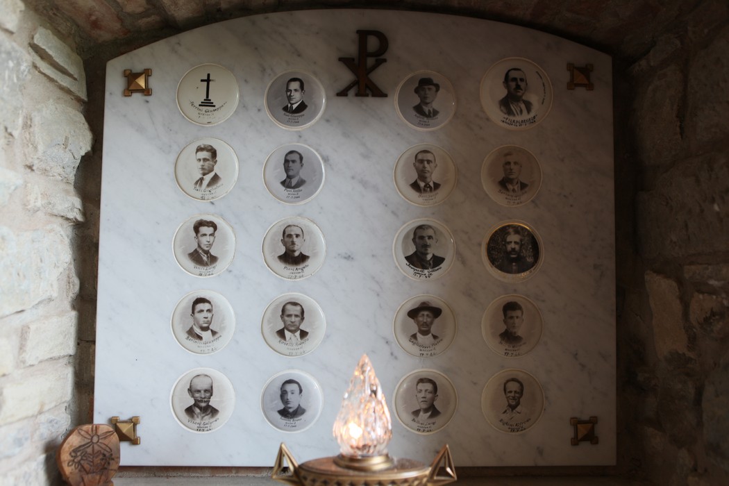 Ossario di Crespino del Lamone con ritratti storici in ceramica di caduti locali.