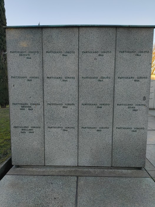 Monumento commemorativo con iscrizioni tributarie ai partigiani, situato a Campo della Gloria.