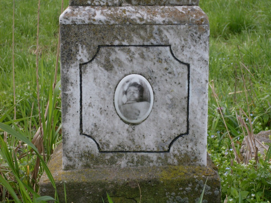 Cippo dedicato a un partigiano ignoto, con affresco caratteristico e dettagli in pietra.