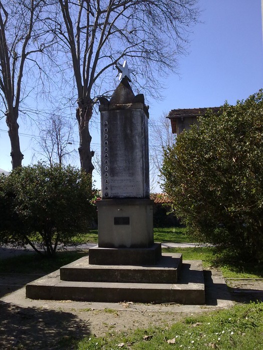 Monumento ai Caduti di tutte le Guerre, onore ai valorosi, immerso in un verde spazio pubblico.
