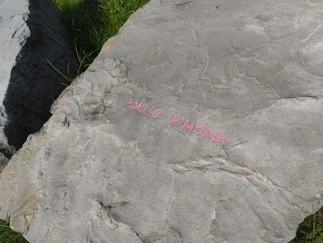 Monumento commemorativo ai partigiani caduti, situato a Monte Sabbiuno, omaggio alla resistenza e alla libertà.