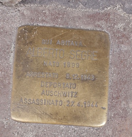 Pietre d'inciampo dedicate alla famiglia Segre, a memoria delle loro sofferenze e persecuzioni durante la Seconda Guerra Mondiale.