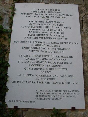 Lapidi ai Caduti di Roncroffio, commemorazione dei soldati, con epigrafi su eventi storici e sacrifici.