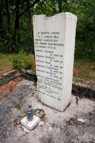Cippo commemorativo ai partigiani uccisi a Colle di Postignano, in ricordo dei giovani soppressi nel 1944.