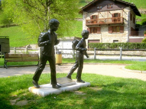 Monumento ai fratelli Jona, scultura che celebra il loro legame e la loro storia, immerso nella natura.
