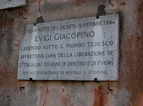 Lapide commemorativa dedicata a Luigi Giacopino, con incisa la data e il contesto della sua morte nel 1944.