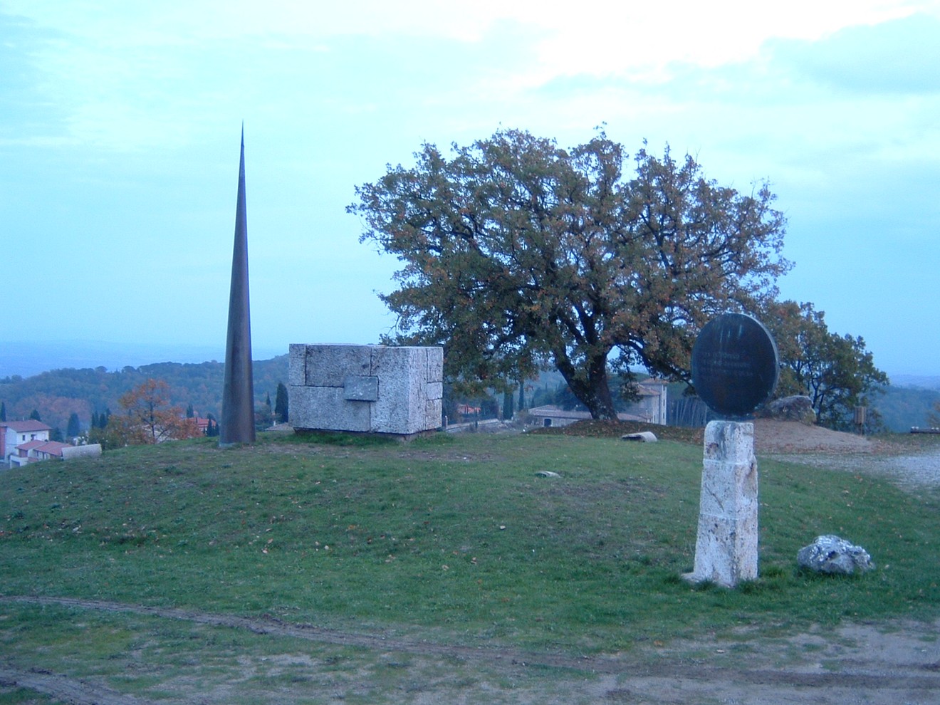 Monumento di Vagliagli, un'opera moderna immersa nella natura, caratterizzata da forme geometriche e elementi naturali.