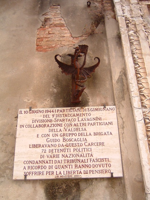 Lapide commemorativa dedicata ai partigiani e ai prigionieri politici nel carcere di Valdelsa.