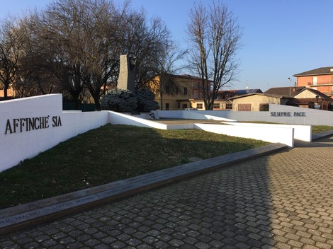 Monumento ai caduti di Travacò Siccomario, un luogo di commemorazione e rispetto.