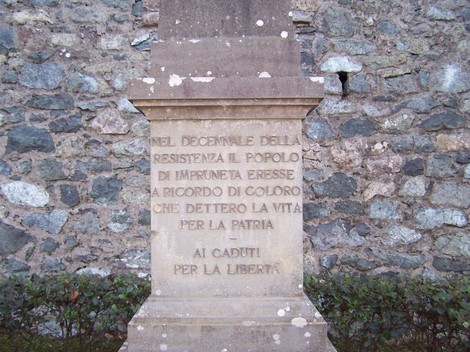 Monumenti al Parco della Rimembranza, in omaggio ai caduti per la patria e la libertà. Scorcio suggestivo di storia e memoria.