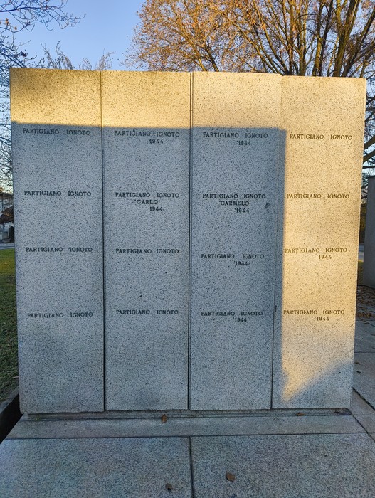 Monumento in pietra al Campo della Gloria, dedicato ai Partigiani Ignoto del 1944, con iscrizioni commemorative.