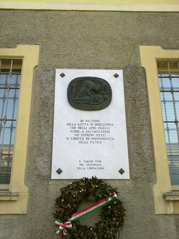 Lapide commemorativa del decennale della Liberazione, in onore dei caduti per la libertà e l'indipendenza della patria.