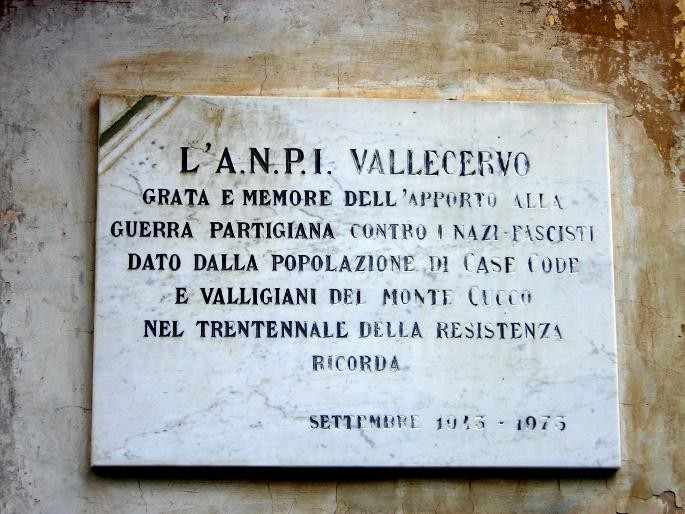 Lapide commemorativa di Case Code dedicata alla resistenza contro il nazifascismo.