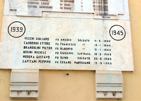 Lapide commemorativa ai caduti di Redavalle, dedicata ai soldati della Seconda Guerra Mondiale.