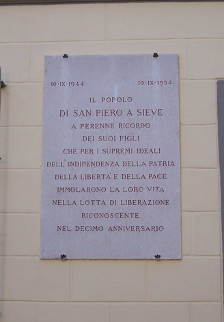 Lapide commemorativa del decennale a San Piero a Sieve, in onore dei suoi eroi e della loro lotta per la libertà.