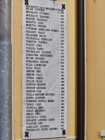 Lapidi commemorative dei caduti e dispersi della guerra 1940-45, con nomi e date incisi su pietra.