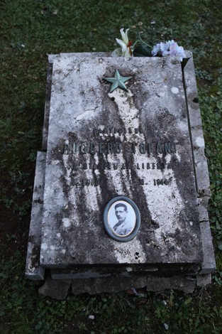 Lapide commemorativa al "Sacrario dei partigiani pratesi", dedicata ai caduti per la libertà.