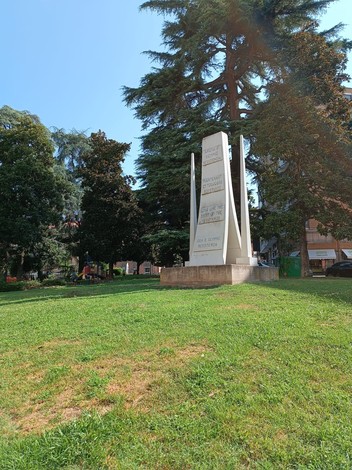 Monumento alla Resistenza, simbolo di memoria e rispetto per chi ha lottato per la libertà.