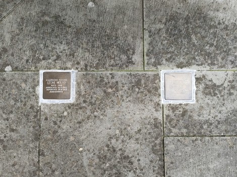 Pietre d'inciampo su un pavimento, commemorano vittime di persecuzioni e violenze.