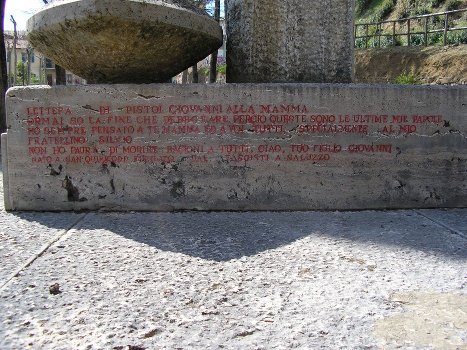 Monumento ai caduti della Resistenza, onore ai sacrifici per la libertà e la dignità umana.