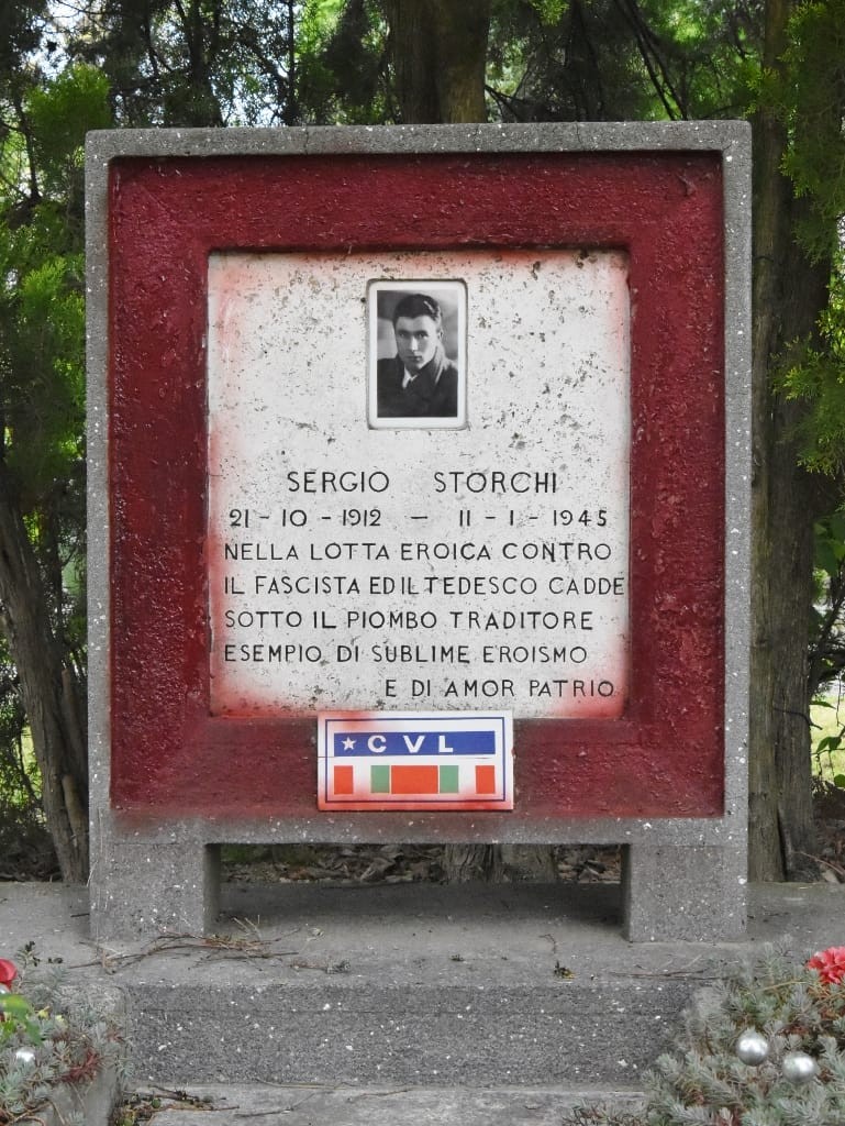 Cippo commemorativo dedicato a Sergio Storchi, caduto nella lotta contro il fascismo tedesco nel 1945.