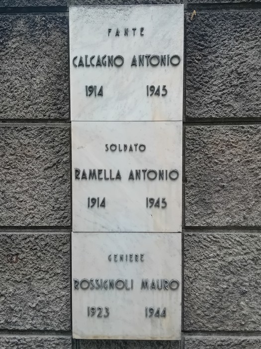 Monumento ai caduti con nomi incisi su lastre di marmo, commemorativo e solenne.
