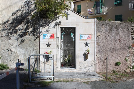 Cappella ai caduti di Molassana con decorazioni floreali e simboli commemorativi.