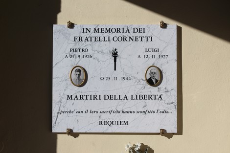 Lapidi commemorative nel Cimitero di Cornalba dedicate ai frati Cornetti, simbolo di martirio e libertà.