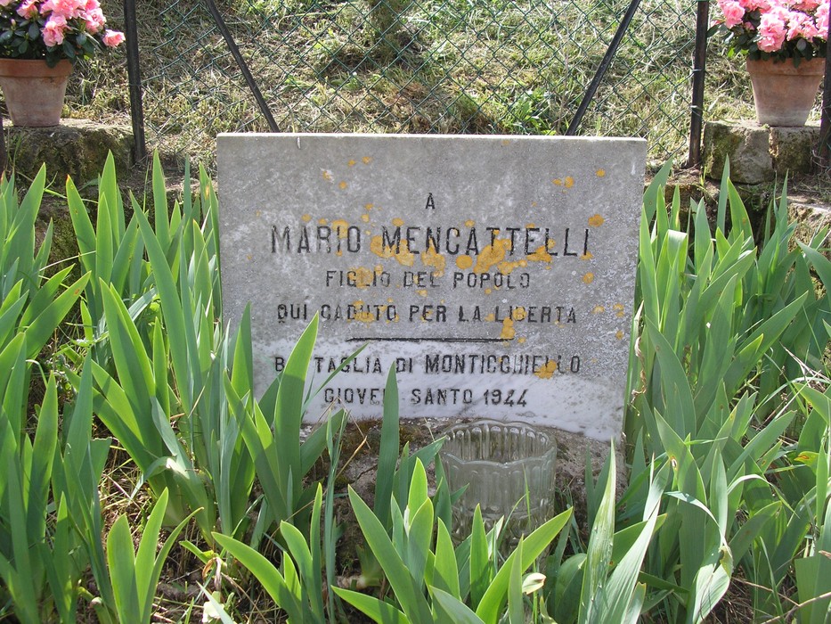 Cippo commemorativo dedicato a Mario Mencattelli, figura del popolo che sacrificò la vita per la libertà.