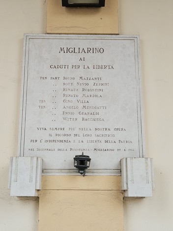 Lapide commemorativa in onore dei caduti per la libertà a Migliarino, con nomi dei caduti incisi.