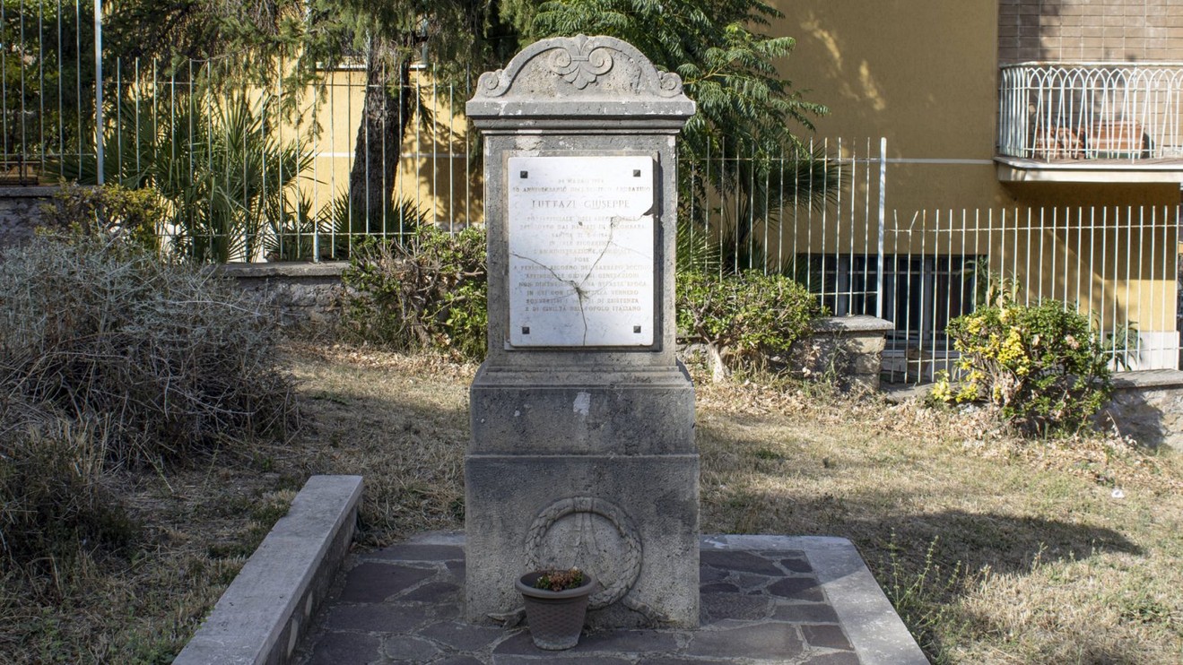 Monumento a Luttazi, commemorativo, situato in un'area verde, con un'iscrizione su base in pietra.