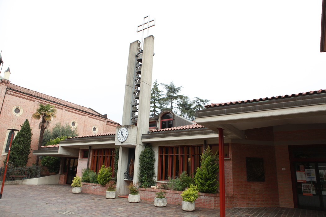 Ex-voto che commemora i bombardamenti, con elementi religiosi e architettura significativa sullo sfondo.