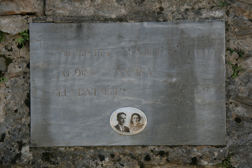 Pannello commemorativo all'Ossario di Sant'Anna di Stazzema, dedicato alla memoria delle vittime.