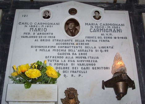 Sepolcro di Carmignani, con lastra commemorativa e fiori, situato nel cimitero di Varluongo.