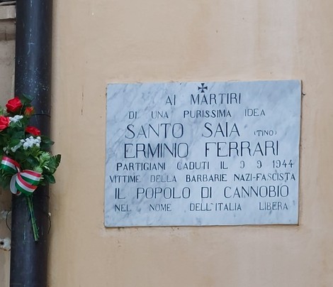 Lapide commemorativa dedicata ai martiri Santo Saia ed Erminio Ferrari, vittime della barbarie nazifascista.