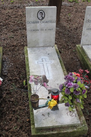 Tomba commemorativa con fiori e candele, dedicata ai caduti per la Libertà.