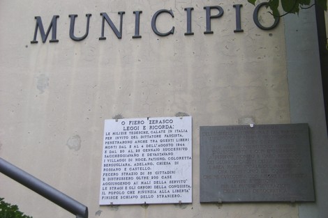 Lapide commemorativa dedicata alle vittime delle stragi in Italia, situata presso il municipio.