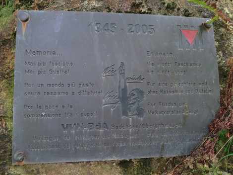 La fossa comune, simbolo di memoria storica e lotta contro il fascismo e il razzismo.