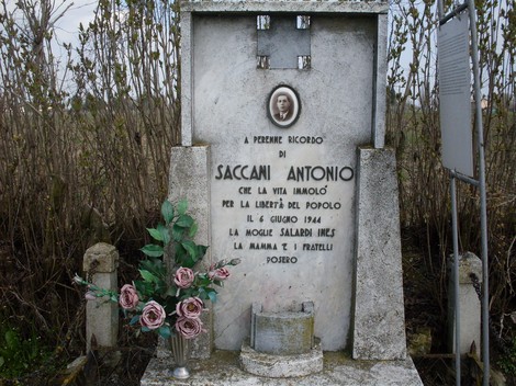 Cippo commemorativo dedicato a Antonio Saccani, caduto per la libertà del popolo nel 1944.