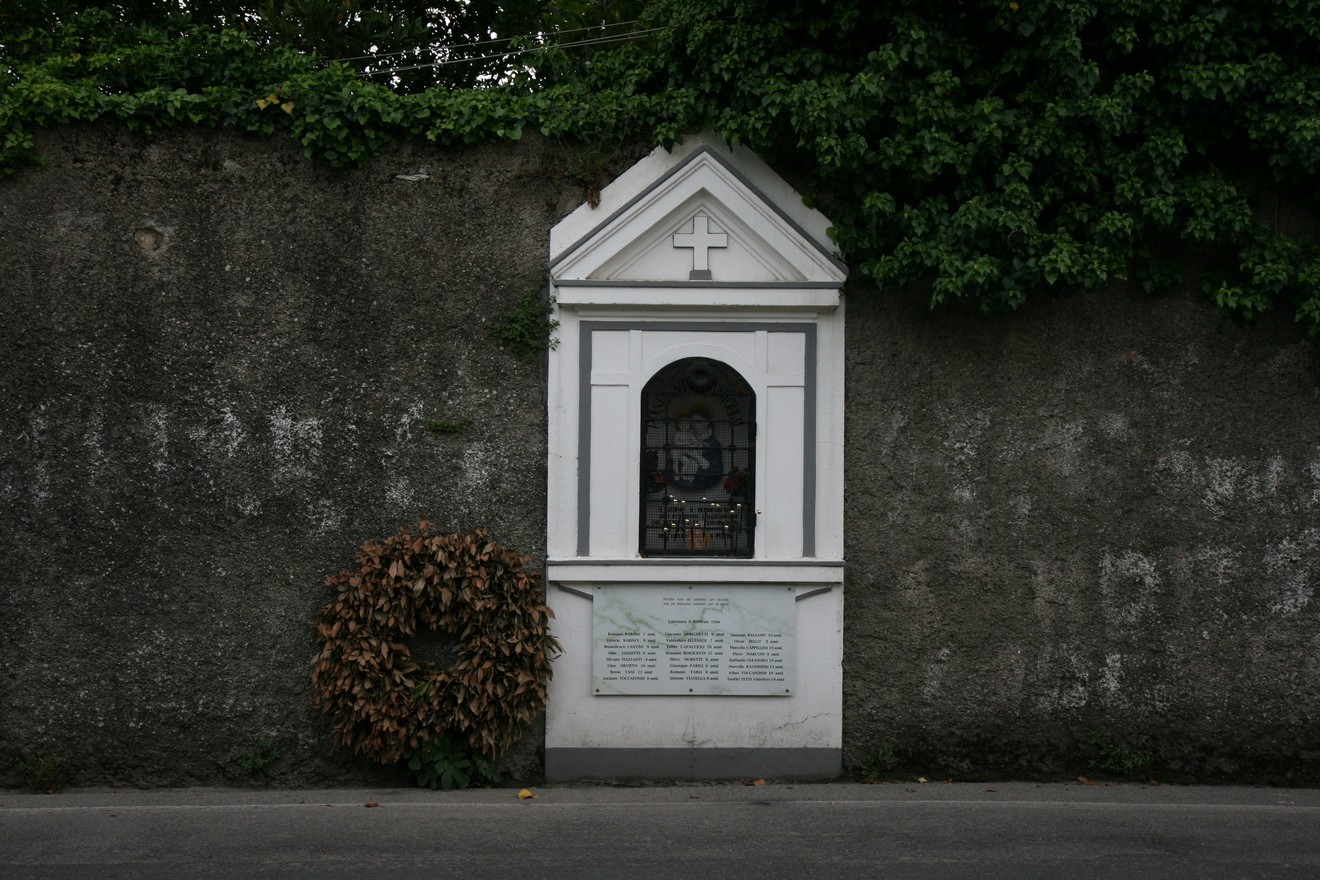 Tabernacolo dei bambini di Colonnata, monumento commemorativo immerso nel verde.