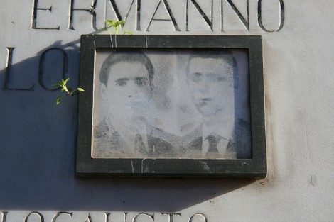 Lapide commemorativa dedicata alle vittime di Seballa, con ritratti di due persone in evidenza.