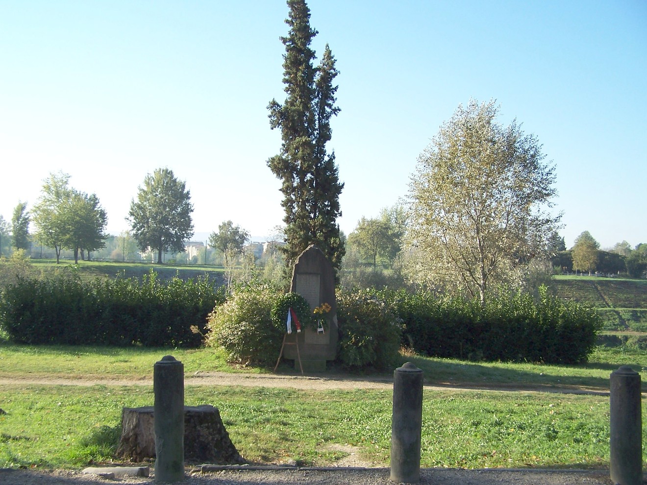 Monumento ai fucilati delle Cascine, memoriale immerso nel verde a commemorare le vittime della guerra.