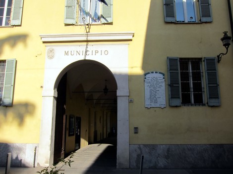 Lapide commemorativa dei caduti partigiani, situata presso il Municipio di Stradella.